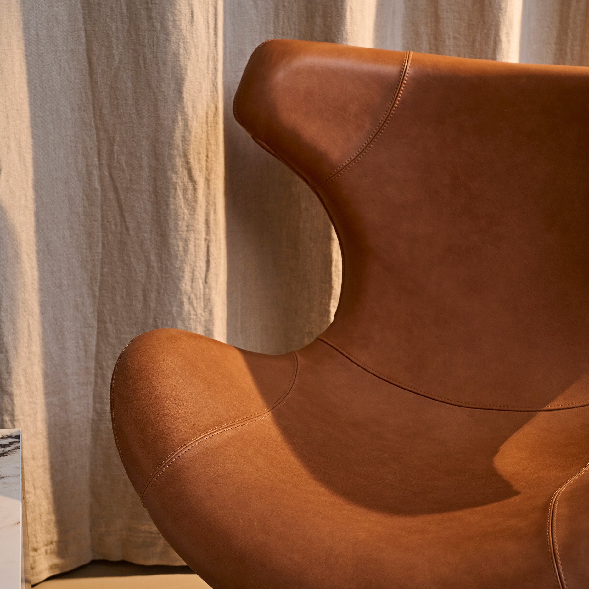 Kato Loungesessel Leder m. schwarzem Drehsockel